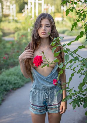 18летняя русская губастая красотка показывает сиськи на улице