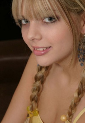 Деревенская молодуха с косичками разделась до нижнего белья Деревенская молодуха с косичками разделась до нижнего белья