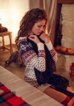 Эротичная молодуха устроила стриптиз в новогоднюю ночь Эротичная молодуха устроила стриптиз в новогоднюю ночь